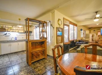 Casa · 106m² · 4 Ambientes · 1 Cochera · Venta de Casa de 4 Ambientes en Temperley