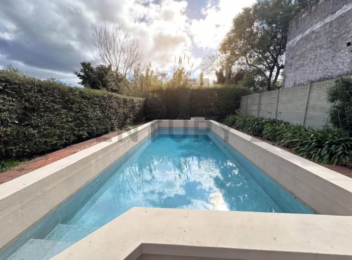 Casa · 240m² · 4 Ambientes · 2 Cocheras