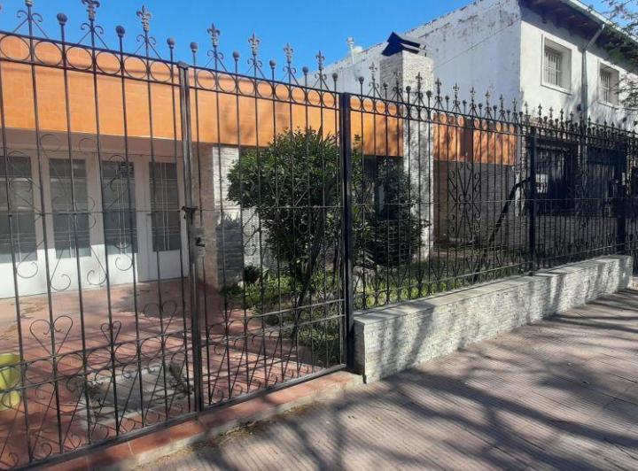 Casa · 160m² · 6 Ambientes · 2 Cocheras