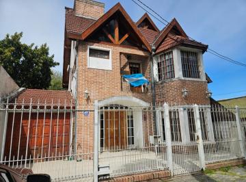 Casa · 260m² · 5 Ambientes · 1 Cochera · Chalet 5 Amb C/piscina y Cochera en Ituzaingo Norte