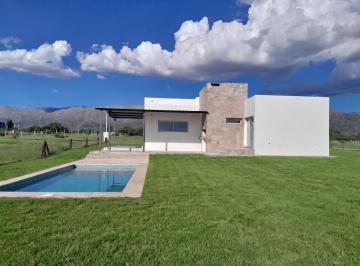 Casa de 3 ambientes, La Punta · Casa en Venta con Pileta – Barrio Privado La Candelaria