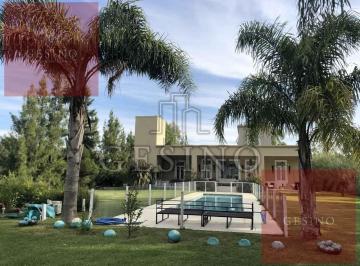 Casa · 300m² · 5 Ambientes · 2 Cocheras · Casa en Campos de Roca