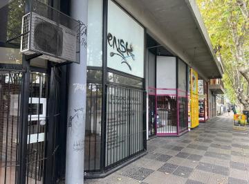 Local comercial · 75m² · Local en Alquiler en Excelente Ubicación! Av Nuestras Malvinas y San Martín, Mte. Grande.