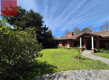 Casa · 300m² · 4 Ambientes · 2 Cocheras · Casa de Categoría en Villa Elisa 3 Dorm.