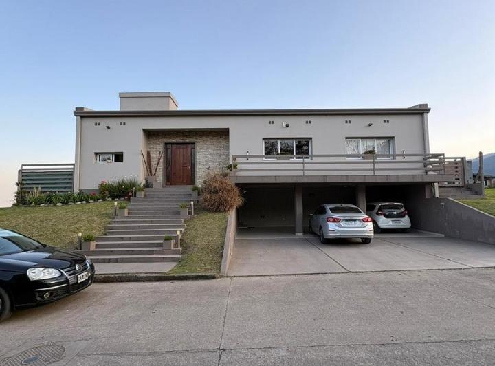 Casa · 224m² · 6 Ambientes · 3 Cocheras