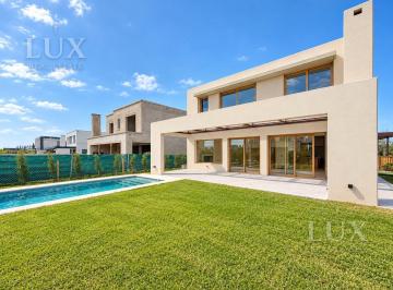 Casa · 312m² · 7 Ambientes · 3 Cocheras · Casa en Venta con 4 Habitaciones en Suite en Carpinchos, Nordelta