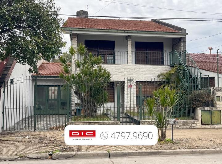 Casa · 182m² · 5 Ambientes · 2 Cocheras