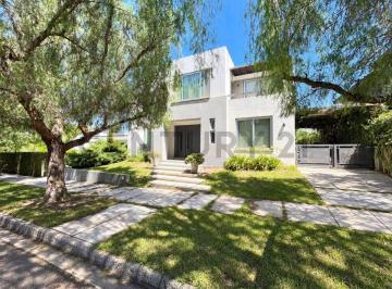 Casa · 395m² · 4 Dormitorios · 2 Cocheras · Impecable Casa en Barrio Privado Dalvian Se Financia!