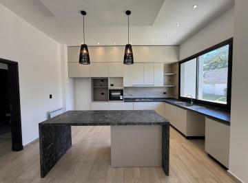 Casa · 179m² · 5 Ambientes · 1 Cochera · Casa en Venta de 3 Dorm. en Las Cañitas Barrio Privado