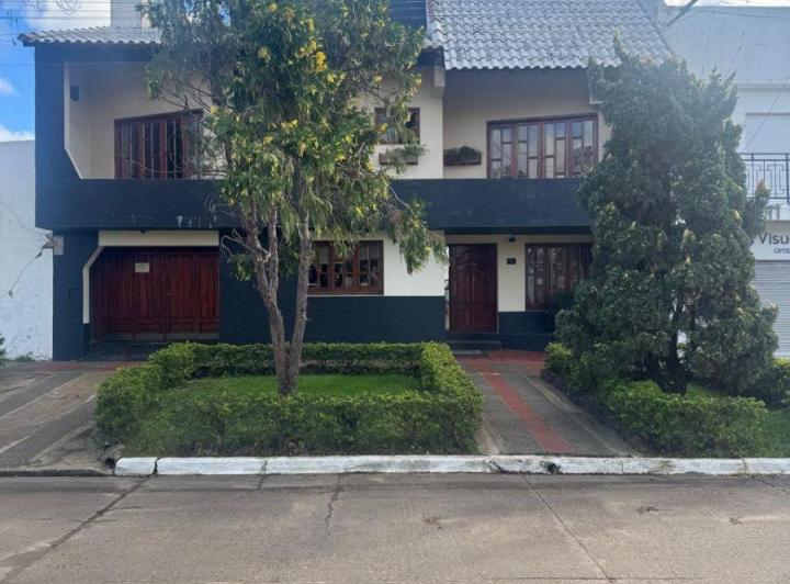 Casa · 367m² · 8 Ambientes · 1 Cochera