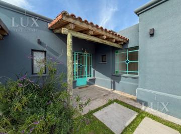 Casa · 150m² · 4 Ambientes · 3 Cocheras · Casa en Alquiler con 3 Habitaciones en San Gabriel, Villanueva