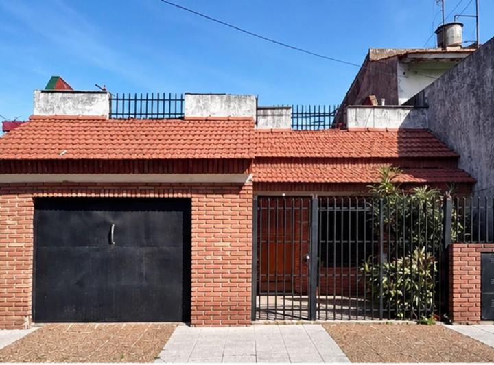 Casa · 140m² · 4 Ambientes · 2 Cocheras
