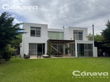 Casa · 205m² · Casa de 3 Dorm. Mas Dependencia y Pileta en Santa Clara