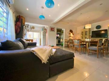 Casa · 100m² · 3 Ambientes · 2 Cocheras · Casa en Venta en City Bell – 2 Dorm., Pileta y Quincho