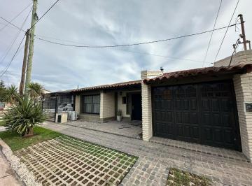 Casa · 120m² · 6 Ambientes · 1 Cochera · En Alquiler Casa 5 Amb, Moderna con Pileta, Galeria y Quincho
