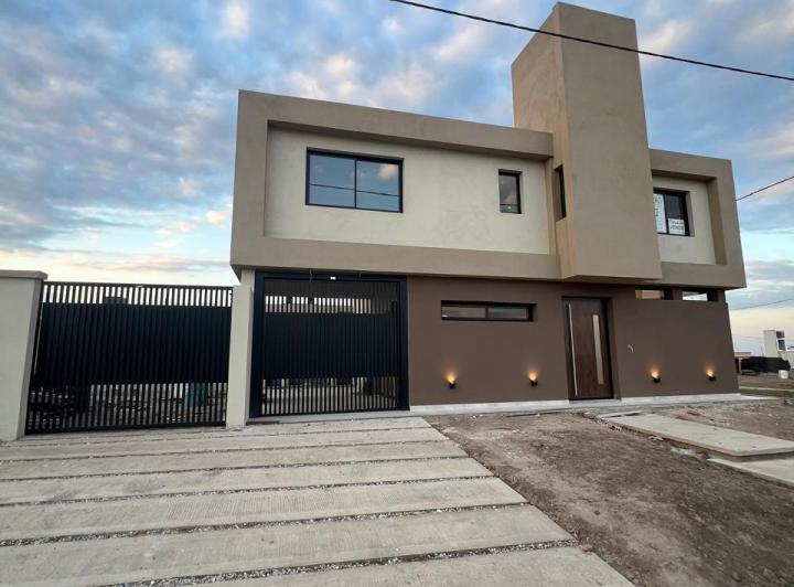 Casa · 170m² · 4 Ambientes · 1 Cochera