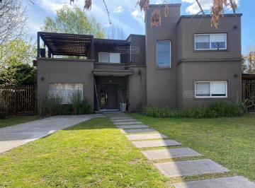 Casa · 220m² · 6 Ambientes · 1 Cochera · Casa Quinta en Venta en San Isidro, G. B. a. Zona Norte, Argentina