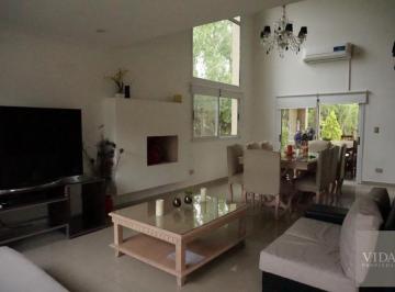 Casa · 220m² · 5 Ambientes · 3 Cocheras · Casa Venta o Alquiler San Isidro Labrador Villanueva