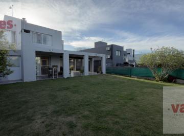 Casa · 251m² · 5 Ambientes · 3 Cocheras · Venta - Casa de 3 Dorm. en El Balcón, Valle Escondido