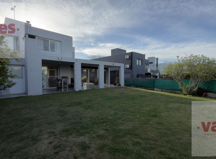 Casa · 251m² · 5 Ambientes · 3 Cocheras