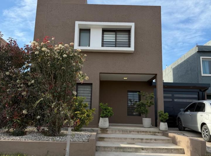 Casa · 170m² · 4 Ambientes · 2 Cocheras