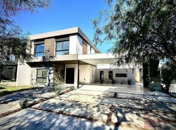 Casa · 350m² · 10 Ambientes · 2 Cocheras · Casa en Venta en Siete Soles - Alqarias