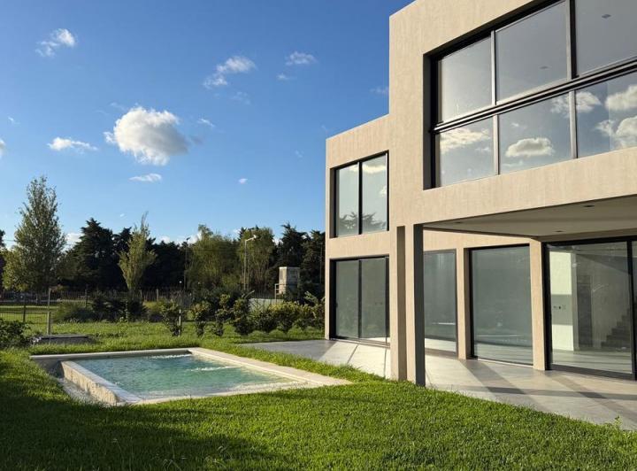 Casa · 600m² · 4 Ambientes · 2 Cocheras
