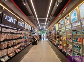 Local comercial · 230m² · 2 Ambientes · Av Cabildo 1900 m. de Sucre, Local en Excelente Ubicacion No Paga Expensas Alto Transito Peatonal