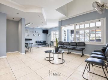 Oficina comercial · 240m² · 8 Ambientes · Oficina Moderna de Dos Plantas con Patio Privado, en Exelente Estado