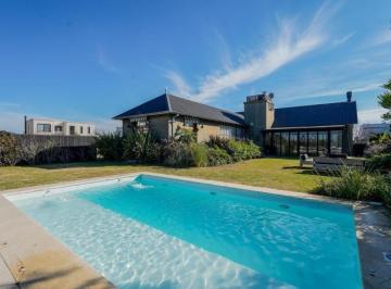 Casa · 190m² · 6 Ambientes · 4 Cocheras · Casa en Alquiler Anual de 6 Ambientes, con Pileta Totalmente Equipada y Amoblada en El Canton Golf