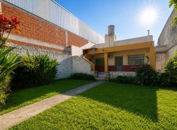 Casa · 133m² · 3 Ambientes · 3 Cocheras · Venta Casa de 3 Amb en Una Planta C/jardín/quincho