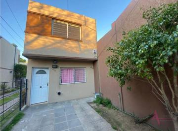 Casa · 70m² · 2 Dormitorios · 1 Cochera · Ituzaingo Sur Duplex en Alquiler Pinto 438