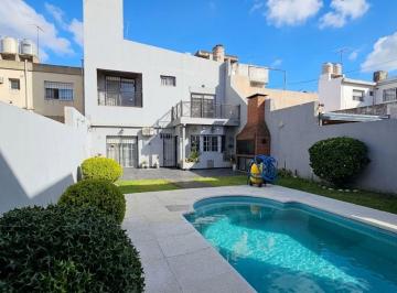 Casa · 231m² · 5 Ambientes · 1 Cochera · Venta Casa 5 Amb Coch/pil/jardin. Parque Avellaneda