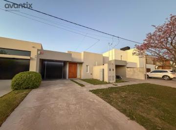 Casa · 100m² · 4 Ambientes · 1 Cochera · 2 PH de 2 Dorm. en Excelentes Condiciones - Barrio El Bosque