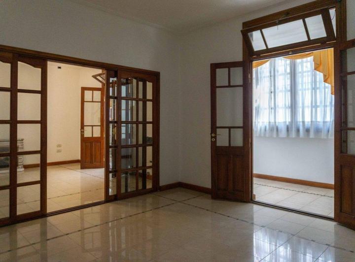 Casa · 220m² · 8 Ambientes · 2 Cocheras