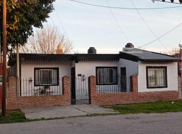 frente  · Casa 4 Ambientes en Guernica con Escritura