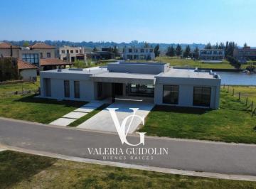 Casa · 259m² · 5 Ambientes · Casa Al Rio en El Naudir