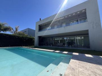 Casa · 290m² · 6 Ambientes · Ayres Plaza - Moderna Casa en Venta