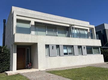 Casa · 290m² · 6 Ambientes · Ayres Plaza - Moderna Casa en Venta
