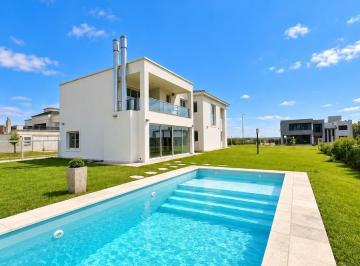 Casa · 340m² · 6 Ambientes · 2 Cocheras · Casa en Venta 3 Dorm. 3 Baños en La Arbolada