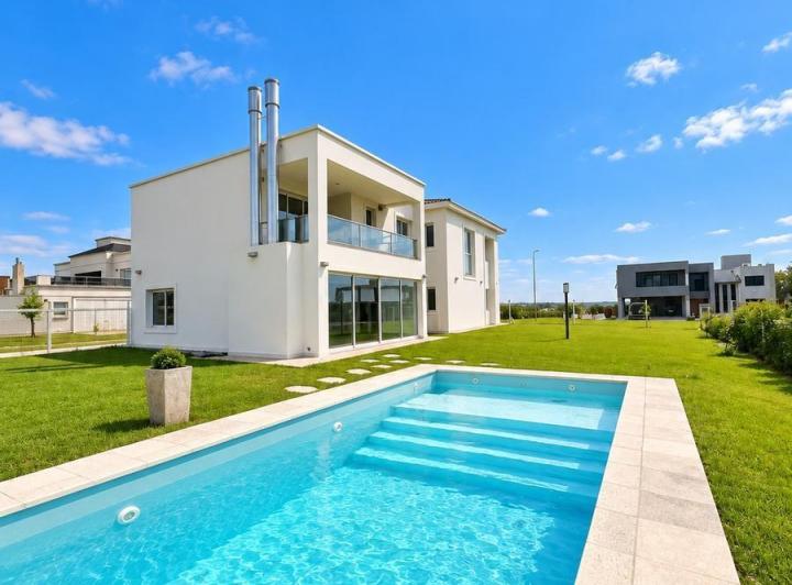 Casa · 340m² · 6 Ambientes · 2 Cocheras