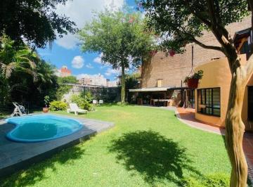 Casa · 210m² · 8 Ambientes · 3 Cocheras · Casa en Venta