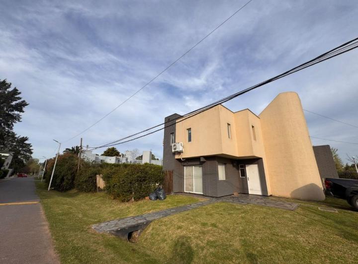 Casa · 140m² · 4 Ambientes · 1 Cochera