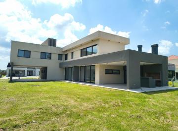 Casa · 282m² · 5 Ambientes · 3 Cocheras · Venta Casa 5 Ambientes Barrio El Rebenque Canning