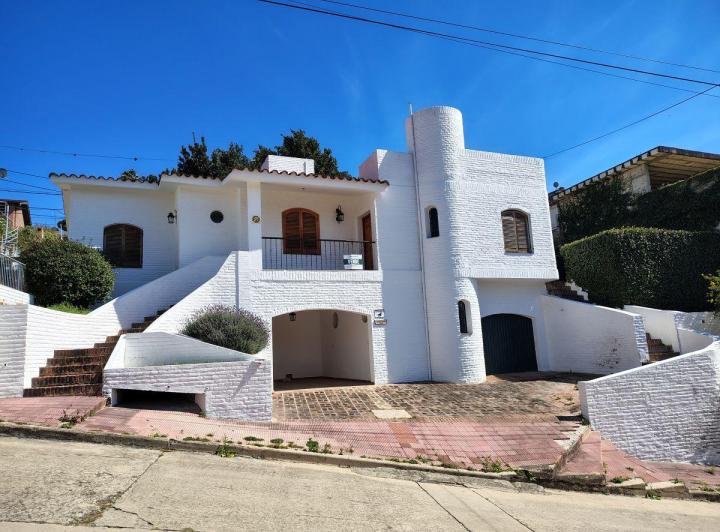 Casa · 198m² · 7 Ambientes · 2 Cocheras