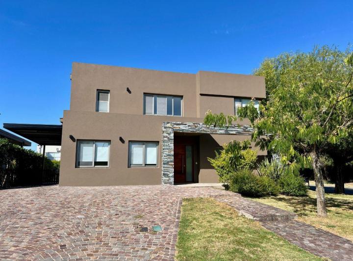 Casa · 300m² · 7 Ambientes · 2 Cocheras