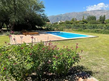 Casa · 1m² · 5 Ambientes · 4 Cocheras · Casa en Alquiler Temporario - Estancia de Cafayate Para 10 Personas