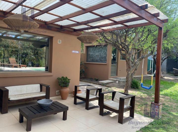 Casa · 320m² · 5 Ambientes · 2 Cocheras