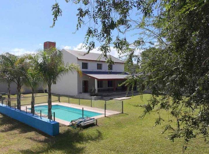 Casa · 230m² · 8 Ambientes