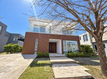 Casa · 220m² · 5 Ambientes · 3 Cocheras · Casa en Venta en Castaños, Nordelta, Tigre